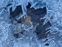 Gezacktes Eisloch über kleinem Bachlauf